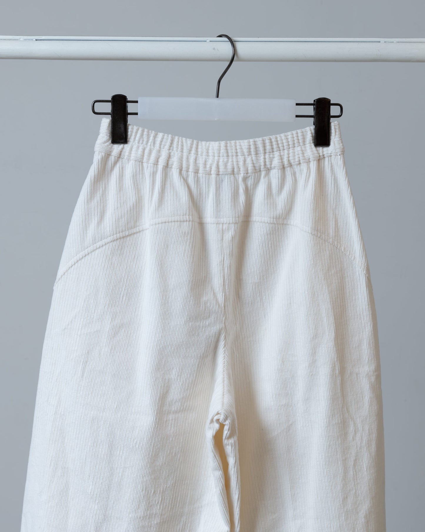 純白燈芯絨弧線剪接寬褲