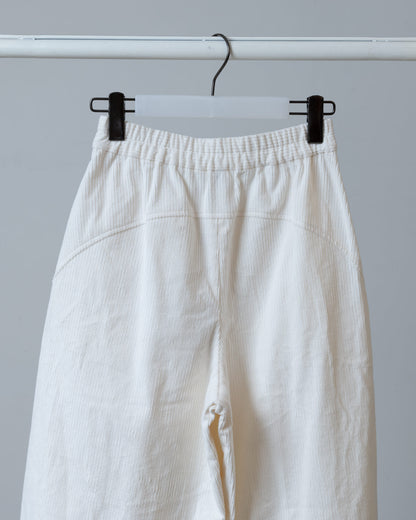 純白燈芯絨弧線剪接寬褲