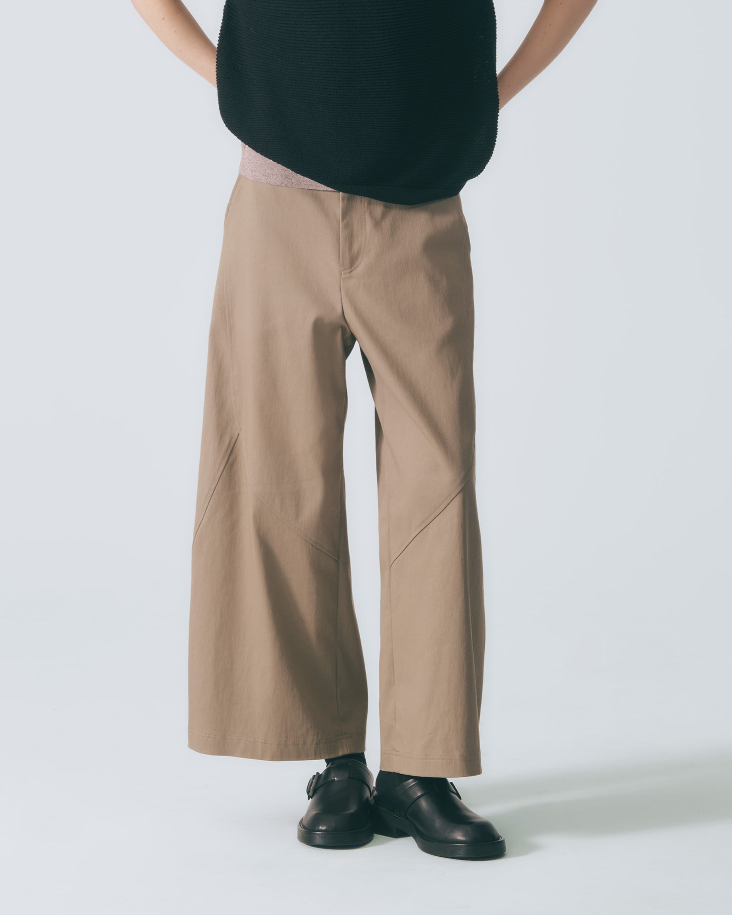 弧線剪接直筒長褲 (卡其)