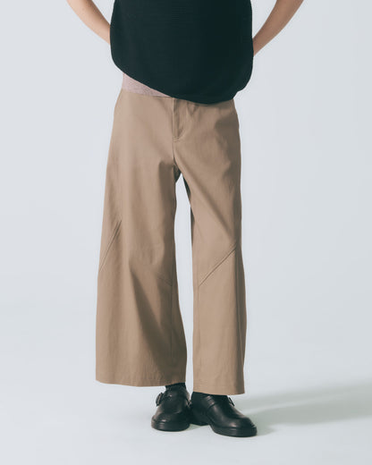 弧線剪接直筒長褲 (卡其)