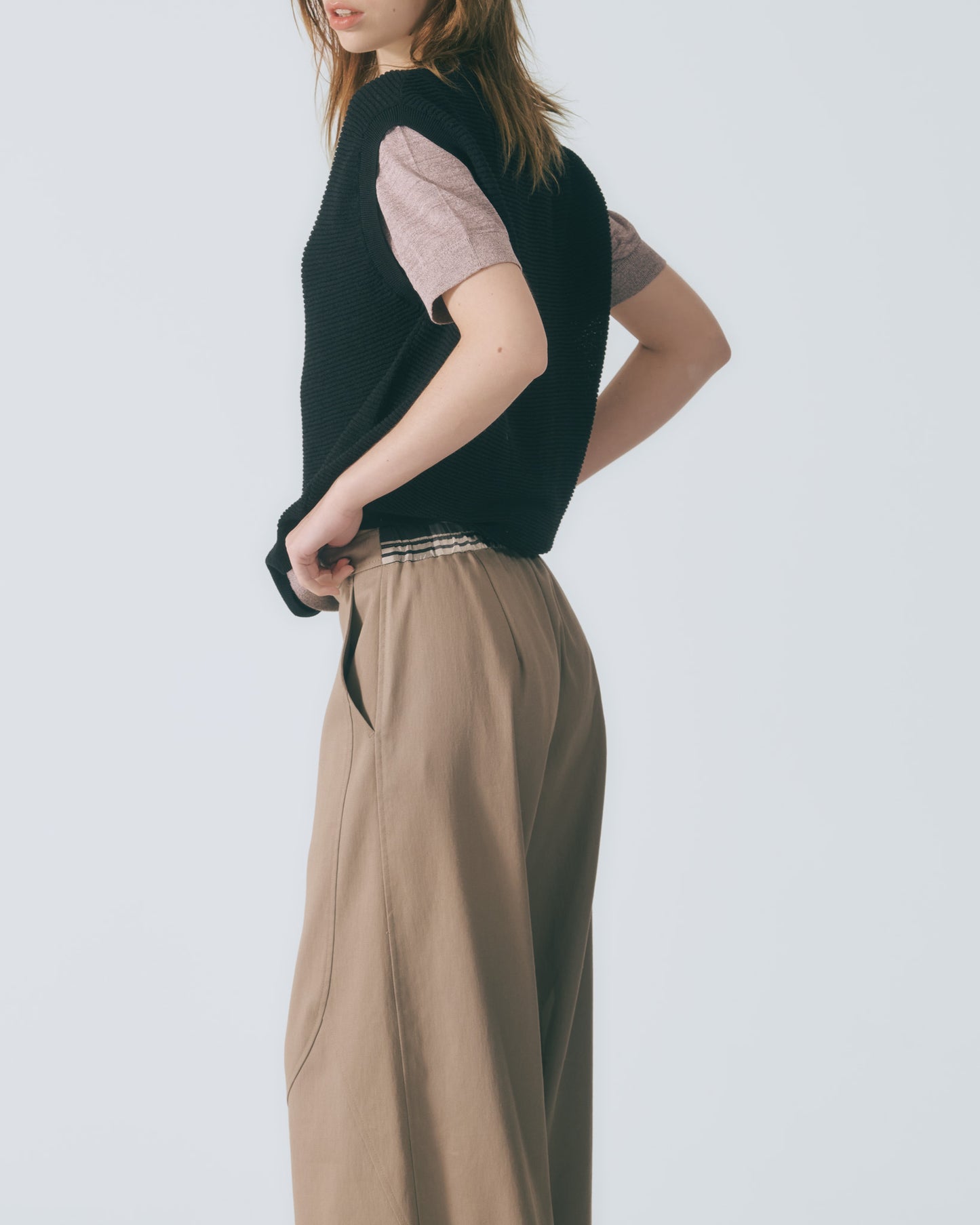 弧線剪接直筒長褲 (卡其)