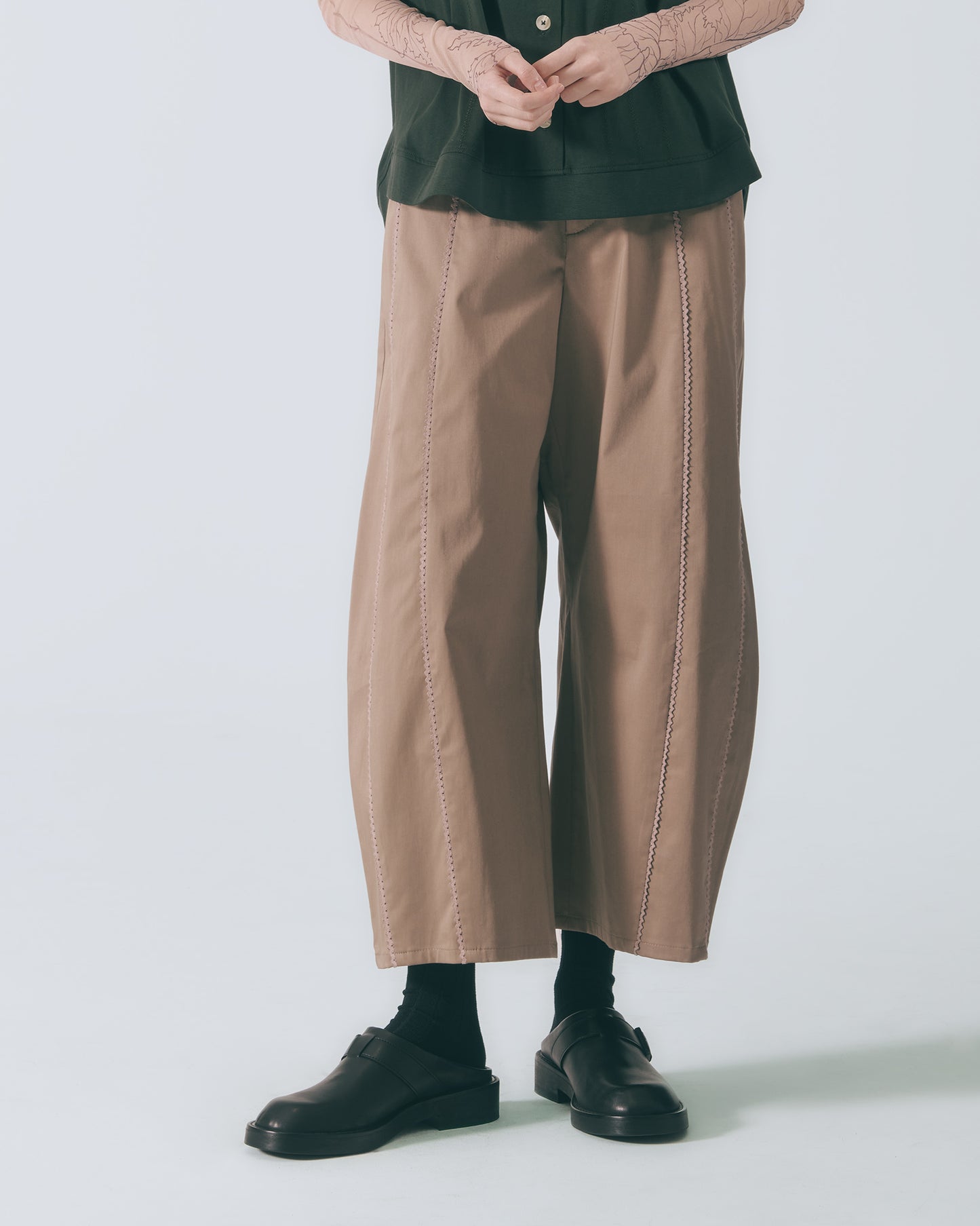 波浪蕾絲剪接錐形褲(深棕)