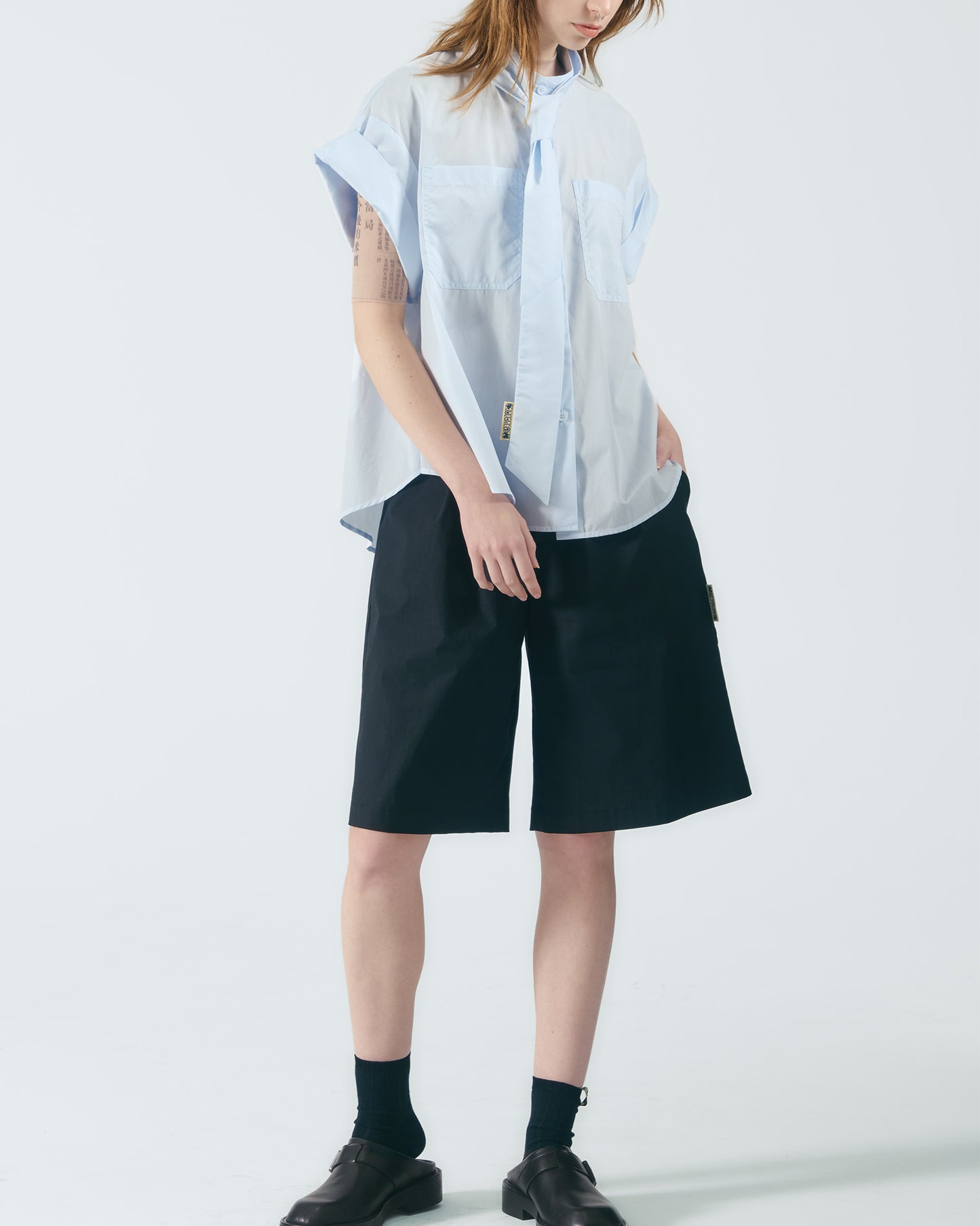雙貼袋綁帶立領襯衫 (淺藍)