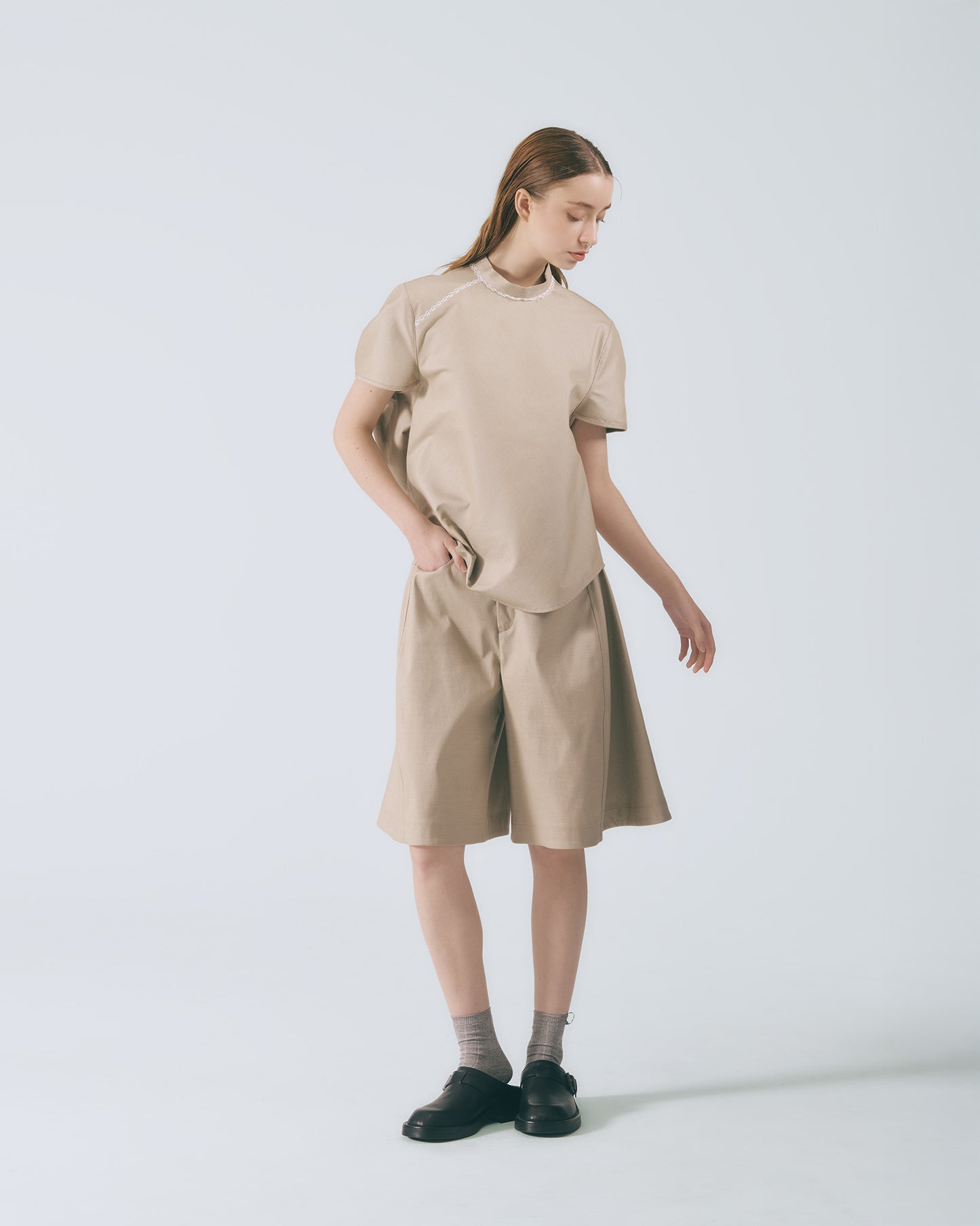 斜肩蕾絲立體輪廓上衣 (卡其)