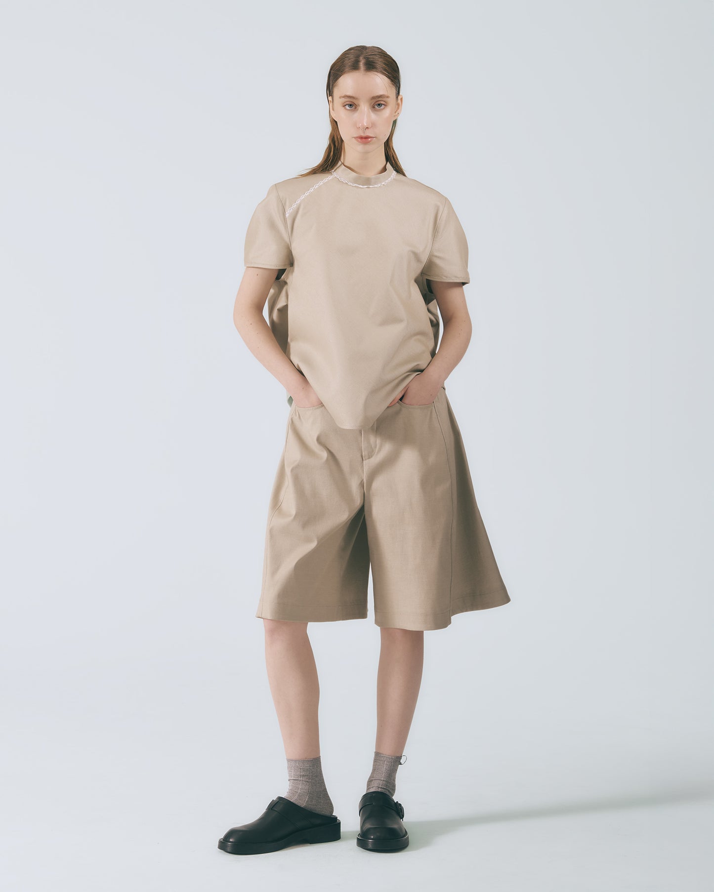 斜肩蕾絲立體輪廓上衣 (卡其)