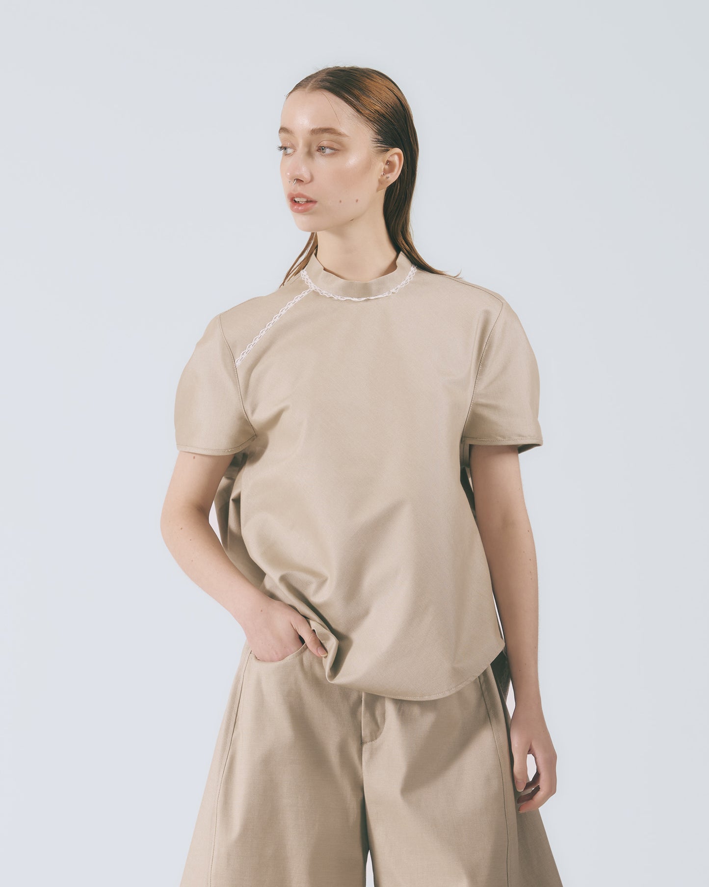 斜肩蕾絲立體輪廓上衣 (卡其)