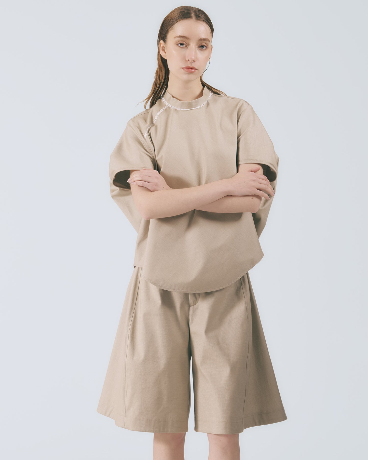 斜肩蕾絲立體輪廓上衣 (卡其)