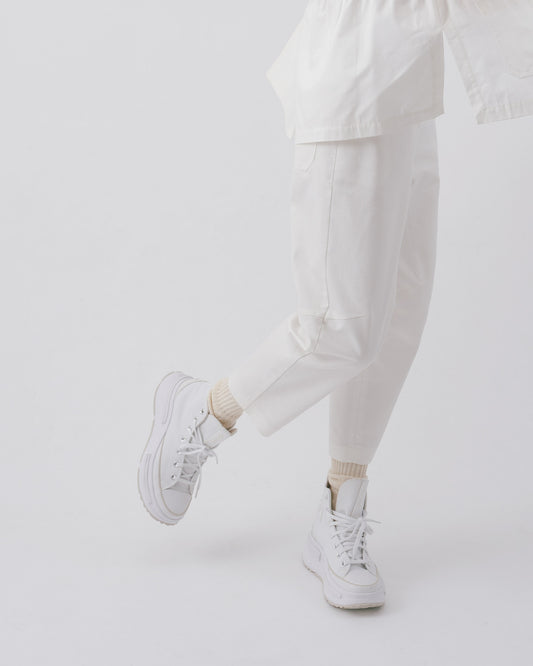 White knee-length tapered pants 