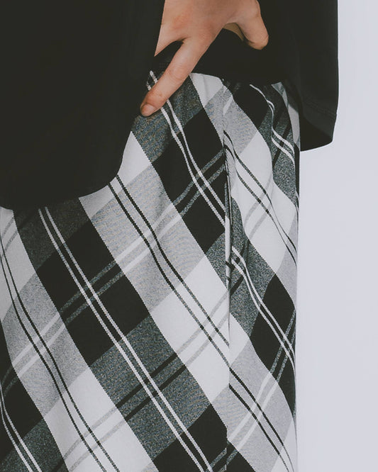 Easy-to-match plaid casual trousers 